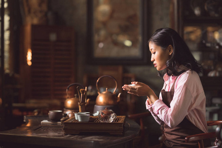 女青年在房间里浇茶