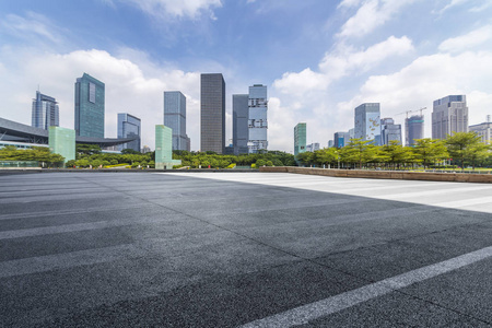 全景天际线和现代商务办公楼用空的路, 空的混凝土方形的地板