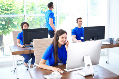 在工作场所使用耳机的技术支持操作员照片