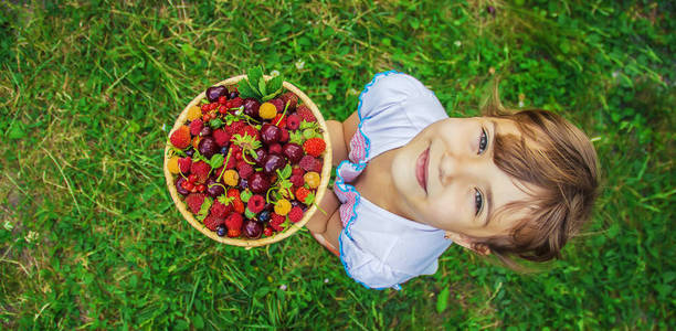不同的自制夏天浆果在孩子的手。选择性聚焦