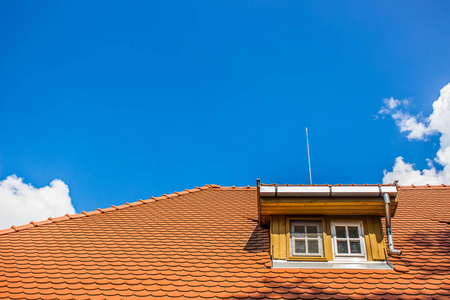 五颜六色的房子红色屋顶和蓝色天空概念以空白为拷贝或文本照片