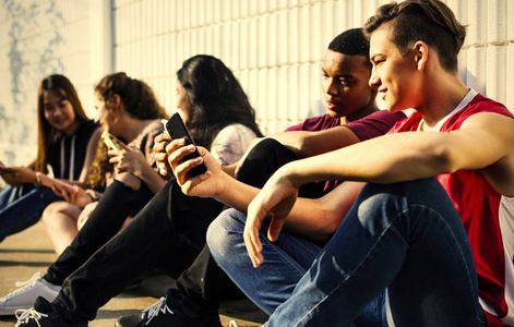年轻的青少年朋友使用智能手机