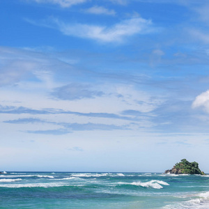 海洋, 风景如画的海滩和蓝天。斯里兰卡海岸线