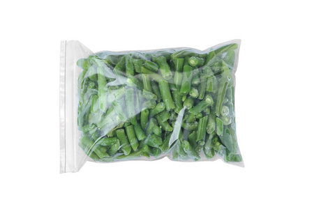 塑料袋与冰冻的青豆在白色的背景, 顶部的看法。蔬菜保鲜