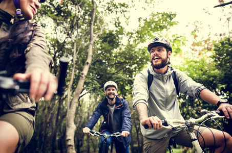 小组朋友一起乘坐山地自行车在森林里