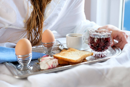 早餐在酒店的床上。淋浴后红发网在酒店房间的床上享用早餐