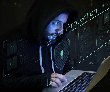 严重的黑客人使用笔记本电脑在黑暗的房间, 手 toucpad, 霓虹灯文本 数据保护
