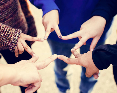友群用手指形成星形团队与支持理念