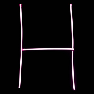 黑色背景上的字母粉红色霓虹灯灯