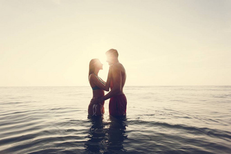浪漫情侣在海上日落
