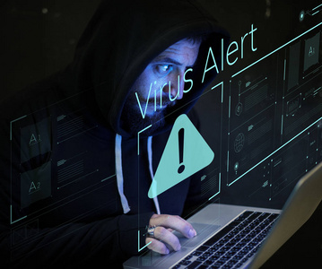 严重的黑客人使用笔记本电脑在黑暗的房间, 手 toucpad, 霓虹灯文本 病毒警报