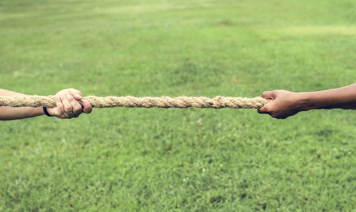 拔河比赛中手拉绳特写图片
