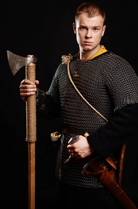 链邮件男性中世纪战士盔甲和链邮件, 维京与战斗斧手照片