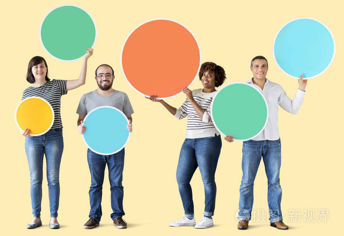 多元化的人手持五颜六色的圆圈