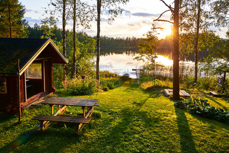 芬兰的湖泊是与全家共度暑假的好地方。