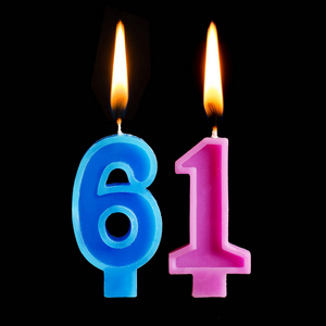 的形式61六十一为蛋糕隔离黑色背景燃烧蜡烛的形式为41四十一 (数字