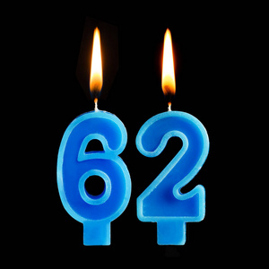 的形式62六十二为蛋糕隔离黑色背景燃烧蜡烛的形式 85 (八十五) 数字