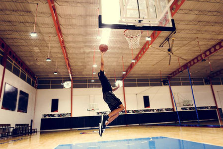 afrian 美国青少年男孩独自在球场上打篮球照片