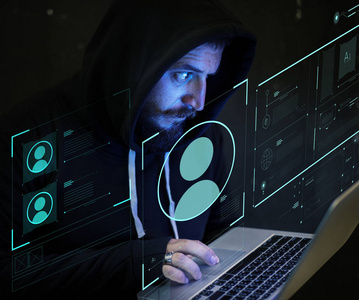 黑客的人使用笔记本电脑在黑暗的房间, 手上 toucpad, 霓虹灯图标的用户配置文件