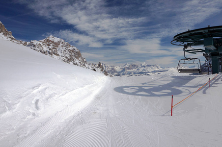 意大利白云岩中的滑雪小径和 Chairlift 顶部
