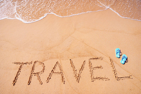 在海边的沙滩上写着文字游记照片