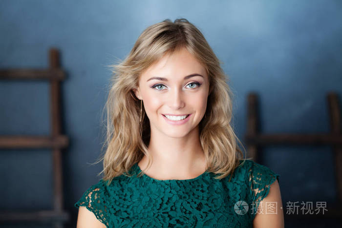 美丽的女性模特微笑着.少妇面孔