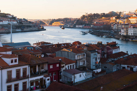 查看杜罗河河在老市中心波尔图, 葡萄牙