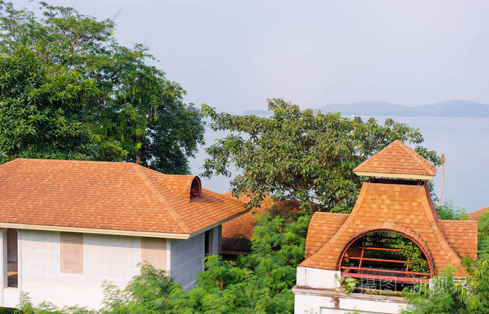 具有美丽海景的红瓦屋顶建筑