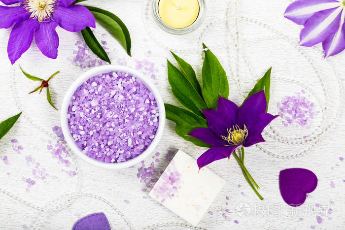 用于水疗和芳香疗法的紫色铁线莲盐.选择性聚焦