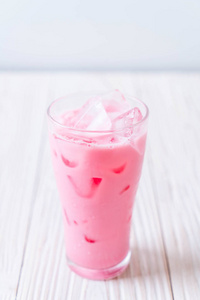 粉红色草莓奶昔木