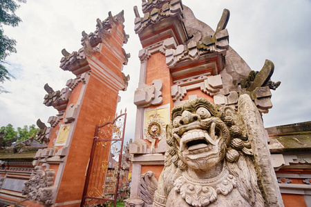 美丽的石龙雕塑在巴厘岛印度教寺庙