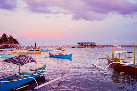 美丽多彩的日落景色在海边与渔船。菲律宾, 锡亚高岛岛