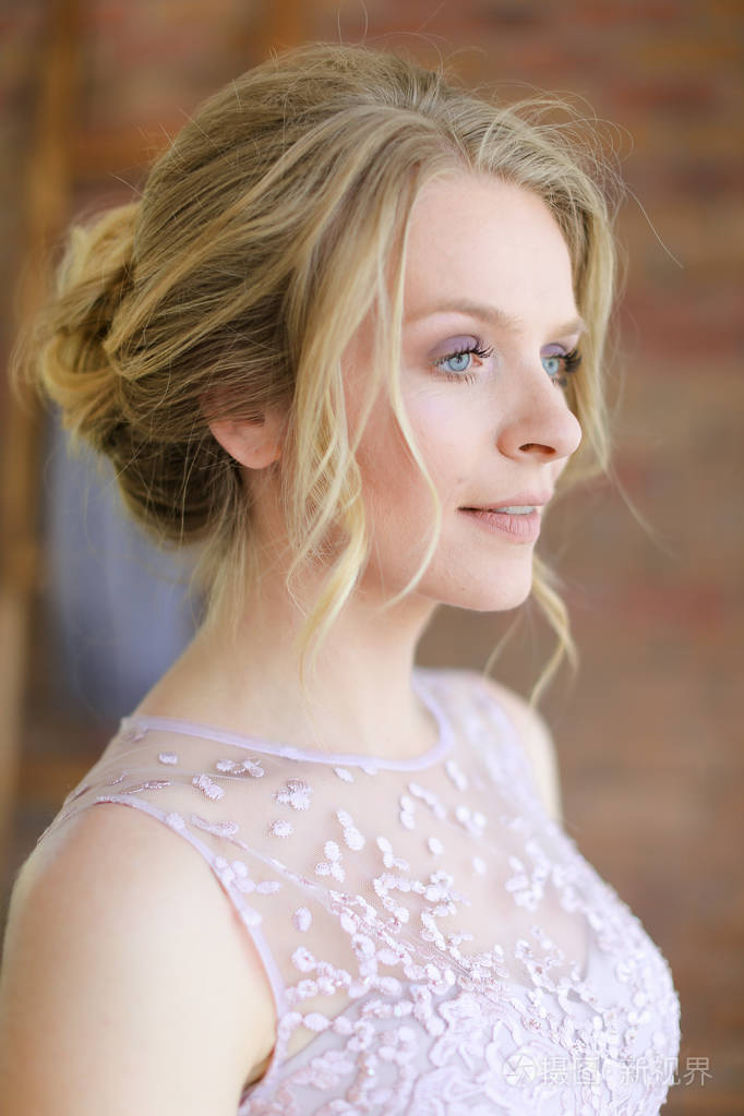 特写肖像金发女郎迷人的新娘与招标发型