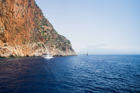 伊兹密尔半岛, 安塔利亚, 土耳其。地中海上的旅游船