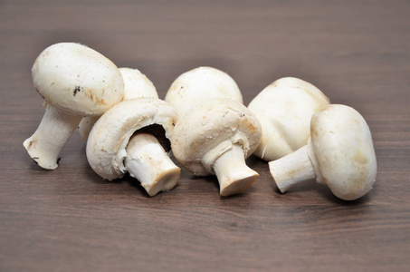 木制餐桌上的 champignons 蘑菇