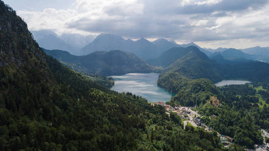 高山高山上美丽湖泊的鸟瞰图