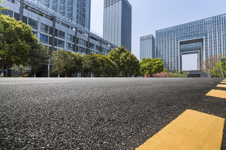 全景天际线和现代商务办公楼用空的路, 空的混凝土方形的地板