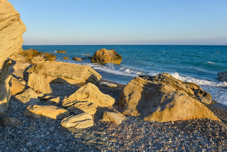 海, 海滩和卵石石头。暑假