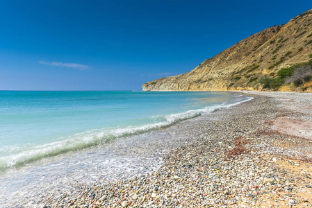 海, 海滩和卵石石头。暑假