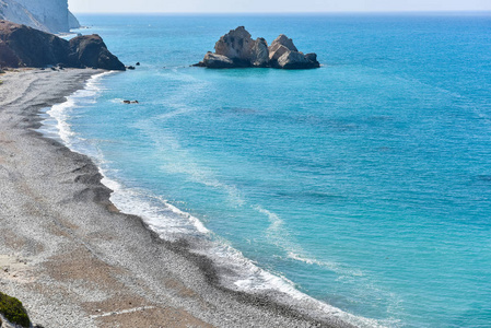 海, 海滩和卵石石头。暑假