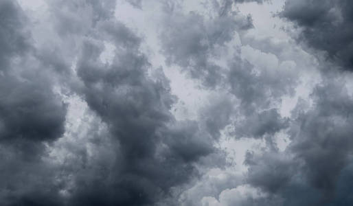 雨水用于气候背景下的乌云。下雨前云层变成了深灰色。抽象戏剧性背景