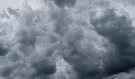 雨水用于气候背景下的乌云。下雨前云层变成了深灰色。抽象戏剧性背景