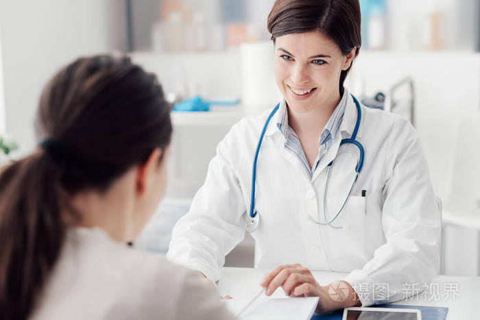 女医生给病人的咨询和解释医疗信息和诊断