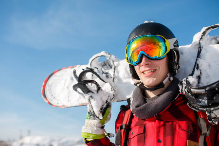 运动男子戴滑雪板头盔的形象