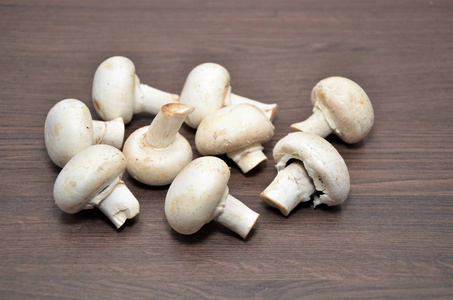 木制餐桌上的 champignons 蘑菇