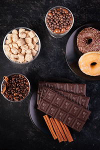 巧克力片, 甜甜圈, 红糖, 花生巧克力和咖啡豆的顶级视图