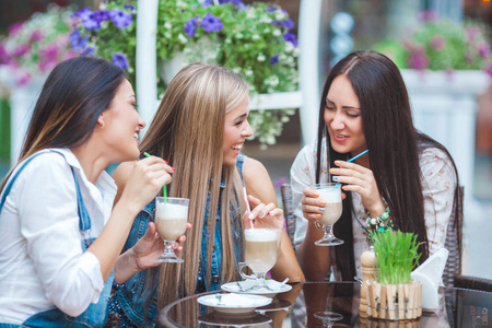 一群女朋友在咖啡馆里和咖啡聊天