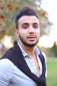 外国人一个人图片