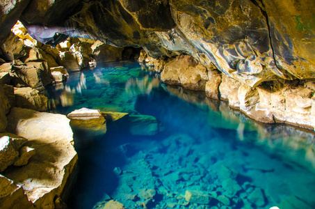 冰岛Myvatn洞穴热池