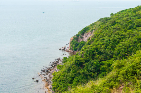 步行船背景下的海和海岸线山景观